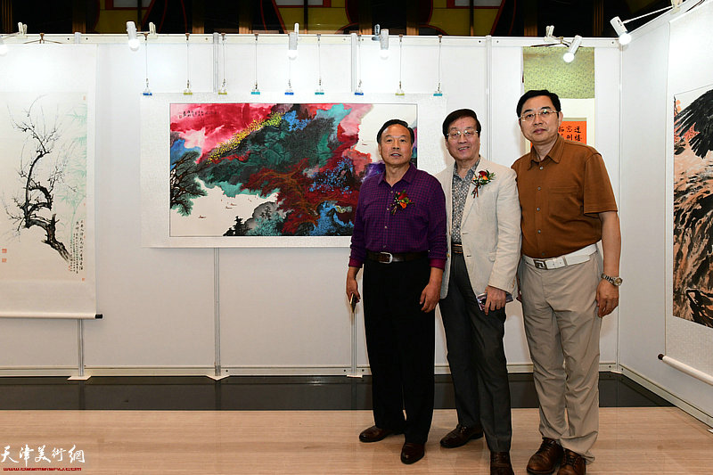杜仲华、徐明、冯京在主题画展现场。