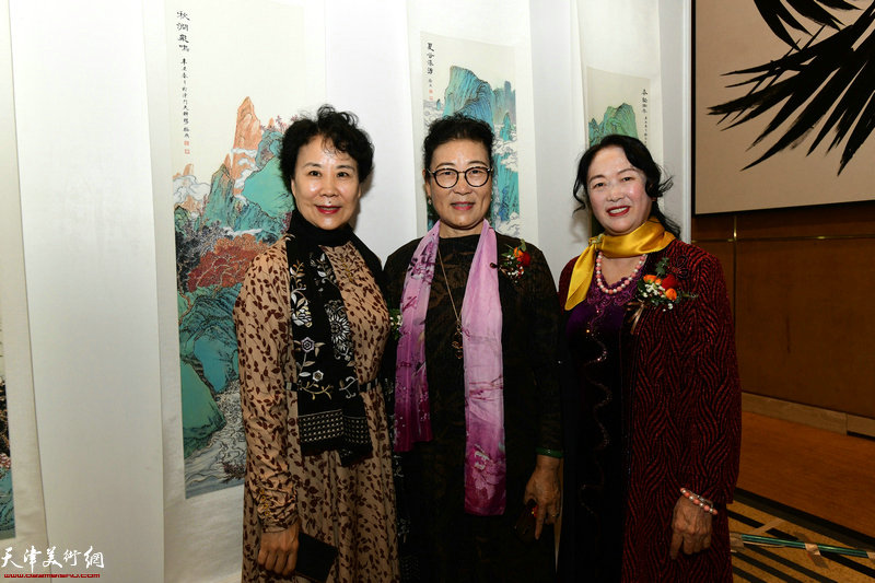 王俊英、徐燕、江辉在主题画展现场。