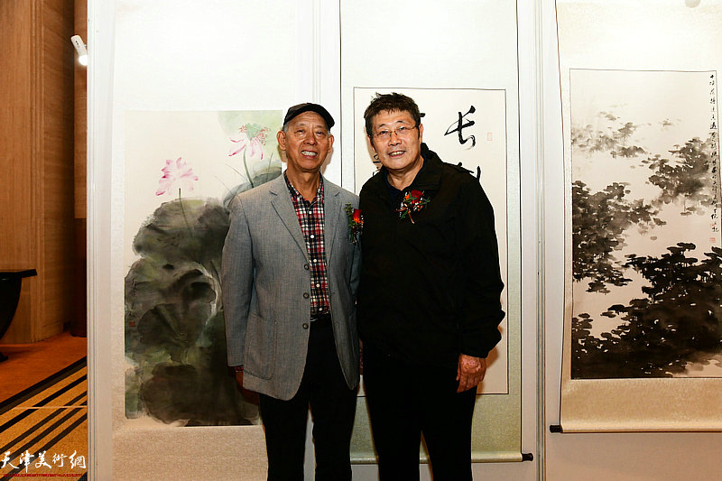 李新明、张春生在主题画展现场。