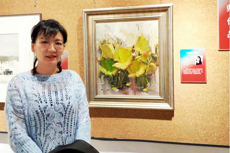 高楠老师在作品前合影 