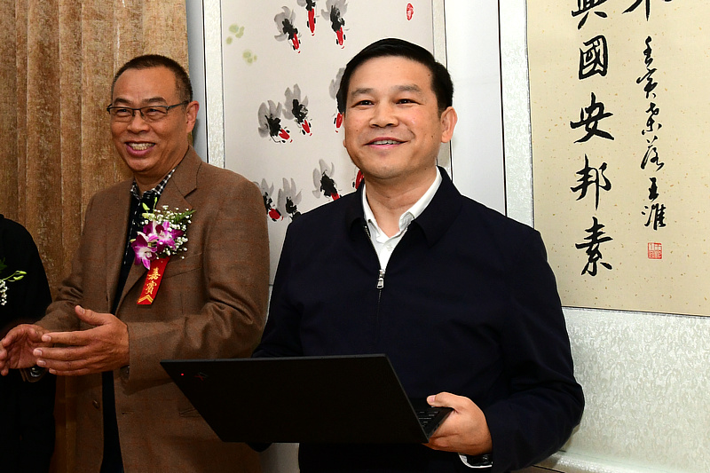 民建河北区宣传信息委员会副主任陈亚东主持画展开幕仪式