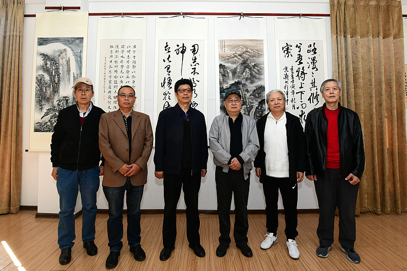 左起：杨玉忠、刘铁光、王景林、王宝贵、周志才、藏志建在画展现场