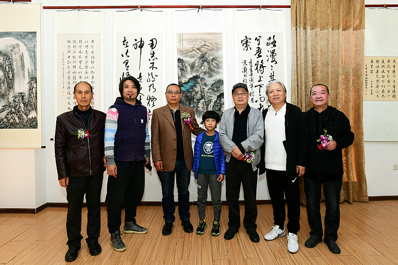 左起：张玉忠、耿天宇、刘铁光、耿诗翔、王宝贵、周志才、荣昌祥在画展现场