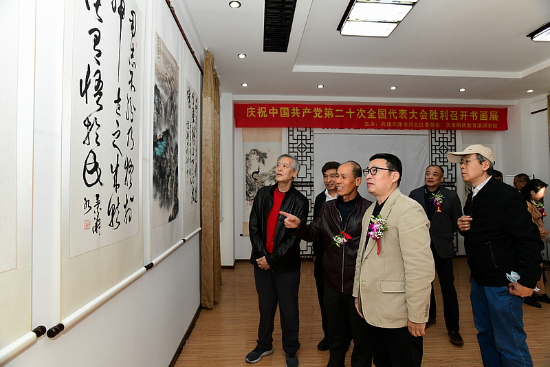 张玉忠在画展现场向张荃介绍展出的作品