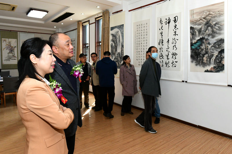 曹平、赵军在画展现场观赏展出的作品