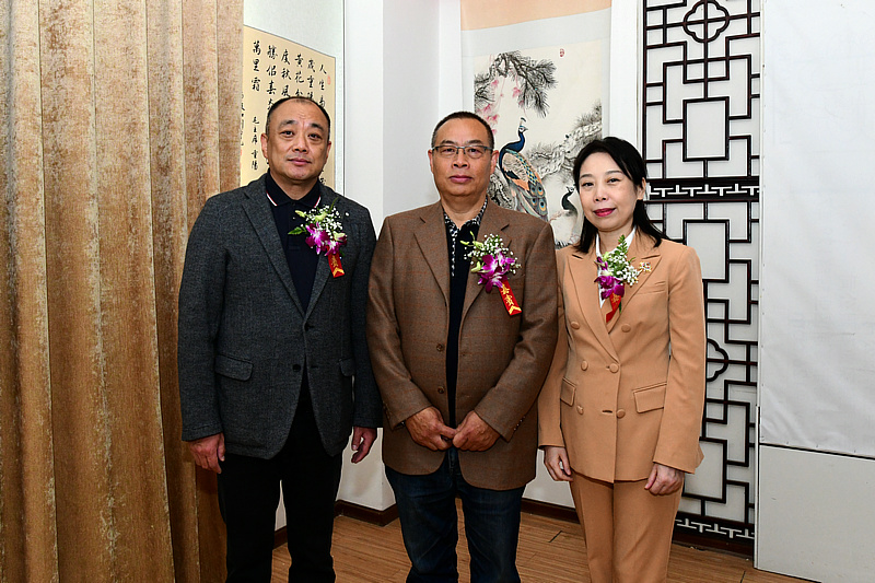左起：赵军、刘铁光、曹平在画展现场
