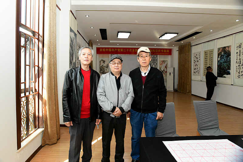 左起：藏志建、王宝贵、杨玉忠在画展现场