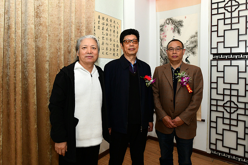 左起：周志才、王景林、刘铁光在画展现场
