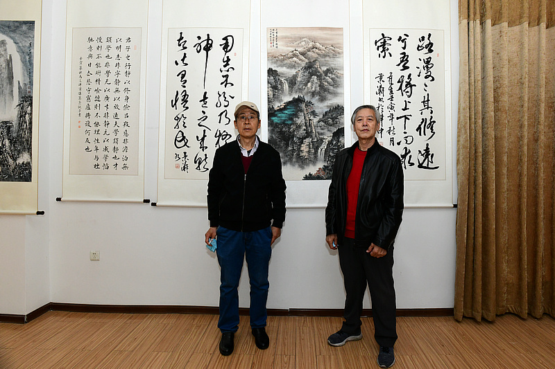 臧志建、杨玉忠在画展现场