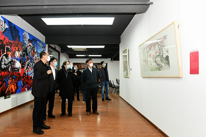 共青团天津市委、天津美术学院领导及嘉宾观赏展出的作品