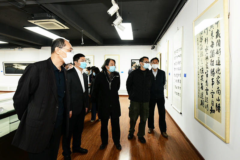 共青团天津市委、天津美术学院领导及嘉宾观赏展出的作品