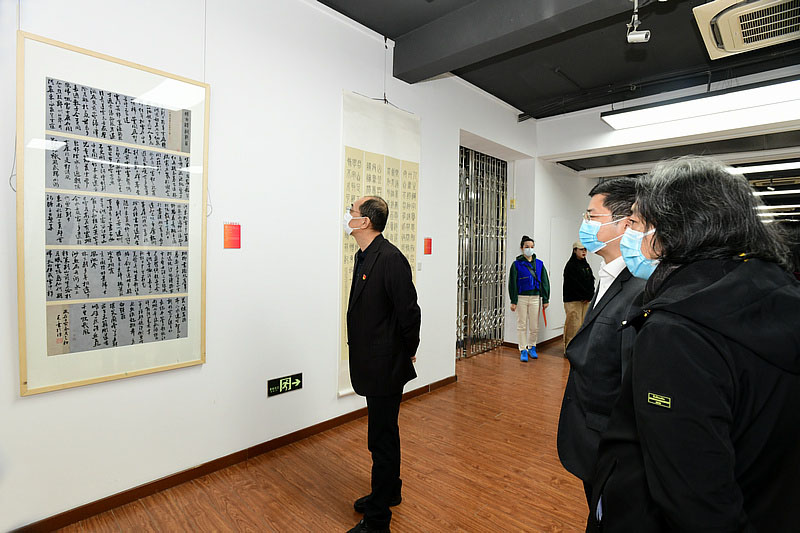 共青团天津市委、天津美术学院领导及嘉宾观赏展出的作品