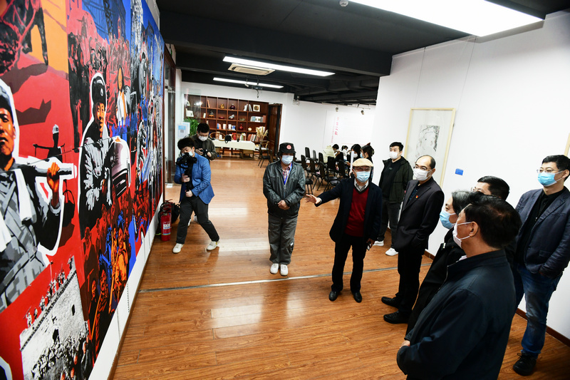 共青团天津市委、天津美术学院领导及嘉宾观赏展出的作品