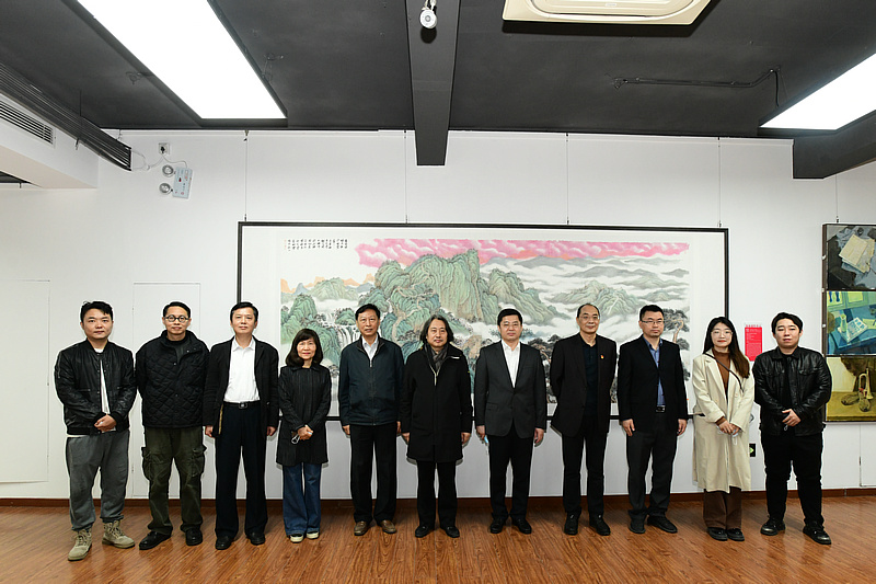 共青团天津市委、天津美术学院领导及嘉宾在展览现场