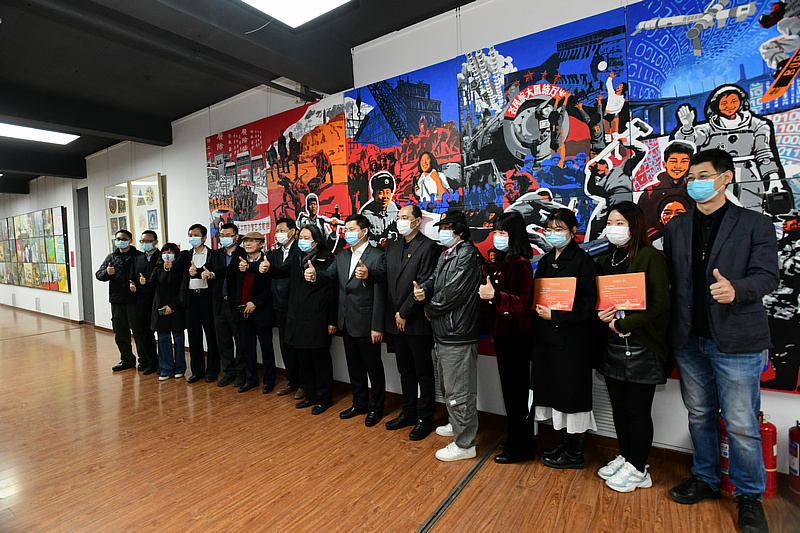 共青团天津市委、天津美术学院领导及参展作者、嘉宾在展览现场