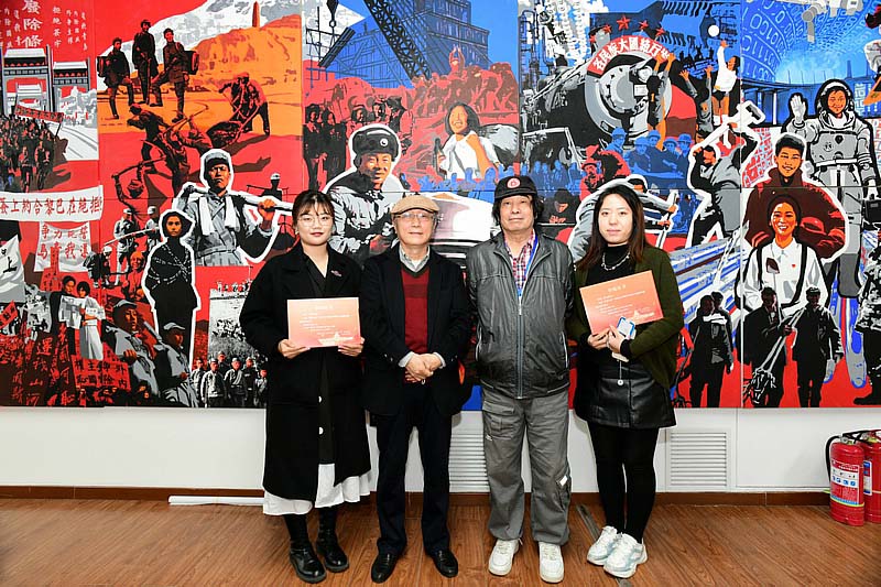 张耀来、何东与参展学生在展览现场