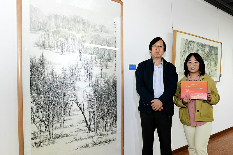 路洪明与参展学生在展览现场