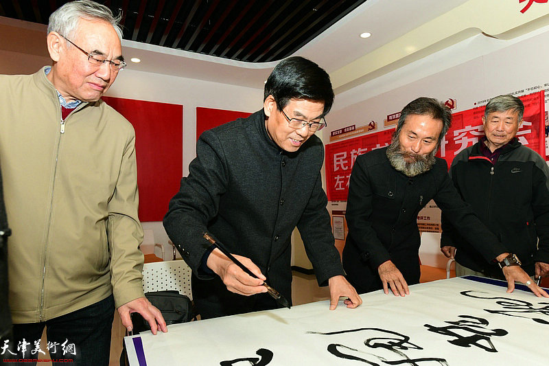 启动仪式上王玉明先生反写书法。