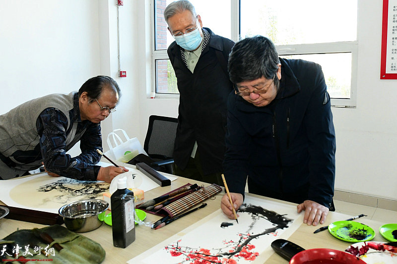 王惠民、刘士忠在活动现场绘画。