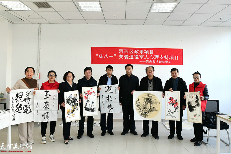 程怀金、郑宏伟与艺术家们在活动现场。