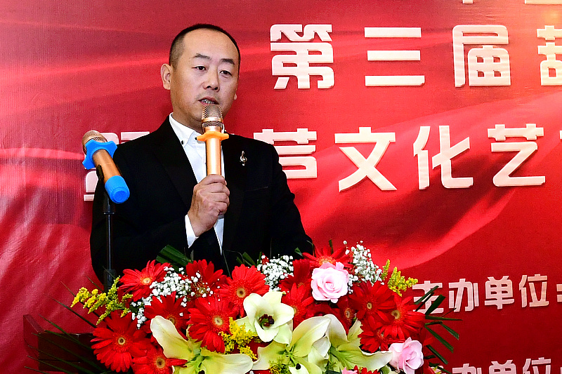 著名主持人孟川主持荣大花卉第三届葫芦文化艺术节开幕仪式。