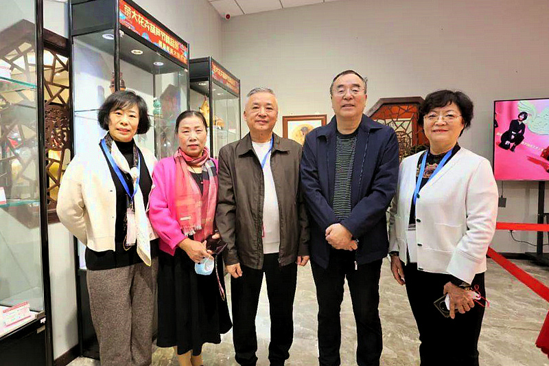 左起：马世萍、刘静华、刘强、李治邦、洪琴英在展览现场