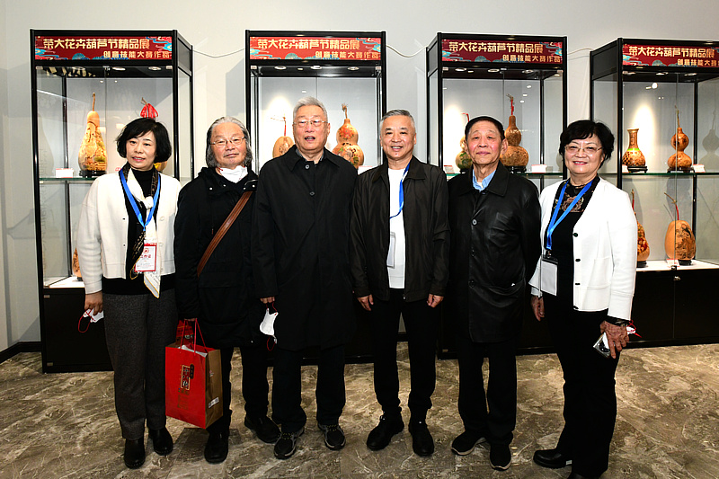 左起：马世萍、孟昭连、郭志强、刘强、崔学山、洪琴英在展览现场