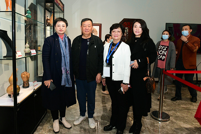左起：彭飞、林永平、洪琴英、杜颜在展览现场