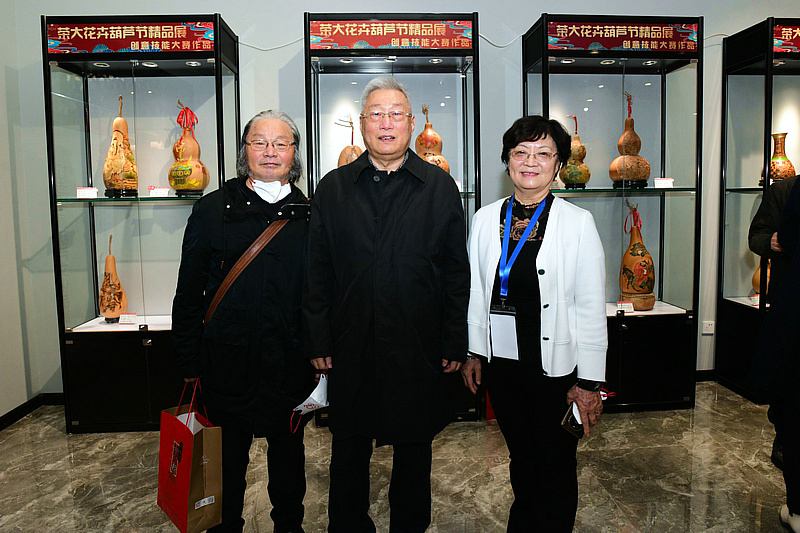 左起：孟昭连、郭志强、洪琴英在展览现场