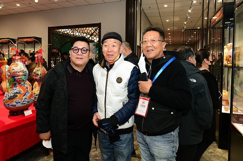 左起：张福来、赵津生、马灵在展览现场