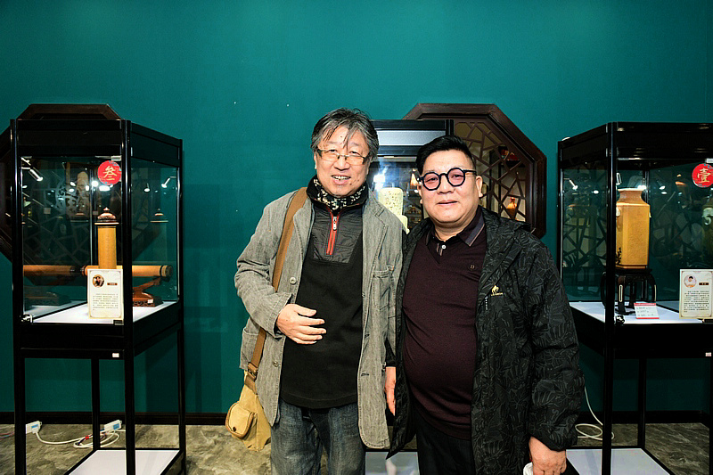张福来与吕立在展览现场