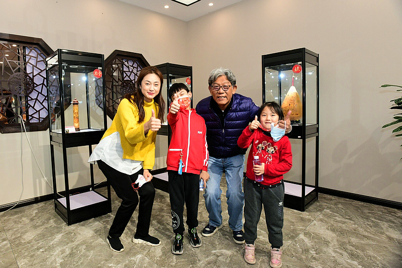 马艳、郭志强与小朋友在展览现场。
