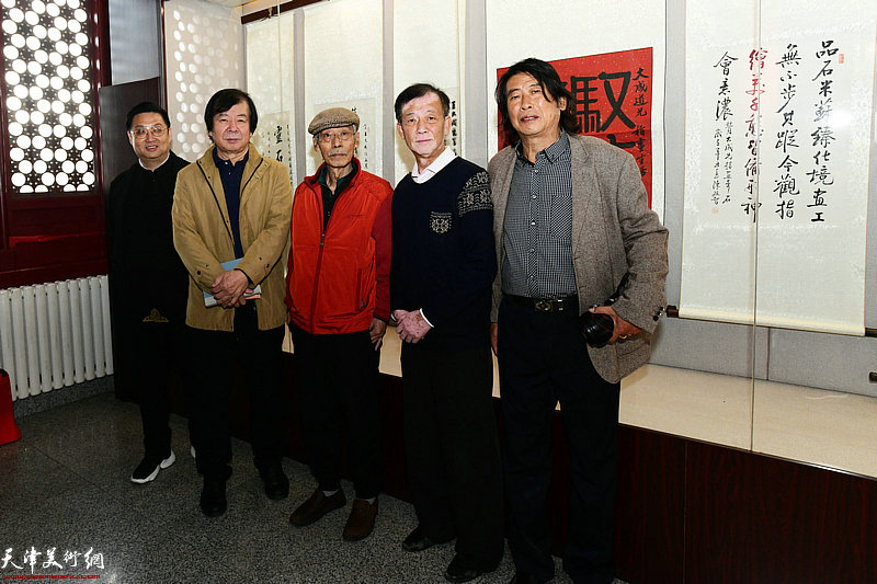 王大成与姚景卿、史振岭、谭海忠、刘秀澄在画展现场。
