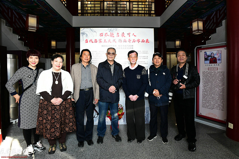 左起：刘春慧、刘春平、刘秀澄、刘泮书、王大成、王海冰、马长利在画展现场。