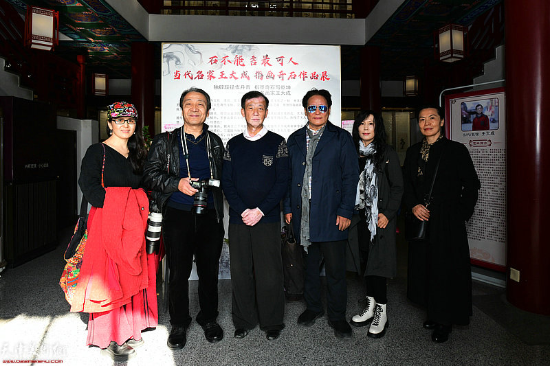 左起：李盟、马长利、王大成、陈鸿轩、吴凤霞、陈慧在画展现场。