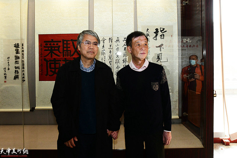 王大成与赵建忠先生在画展现场。