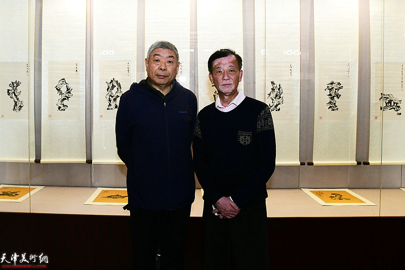 王大成与陈军先生在画展现场。