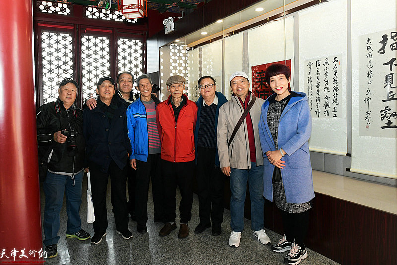 左起：孙少明、王海冰、马长利、庞军、姚景卿、陈启智、朱森林、刘春慧在画展现场
