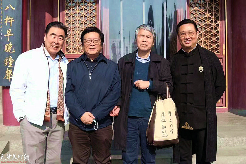 左起：王敬、罗文华、赵建忠、谭海忠在画展现场。