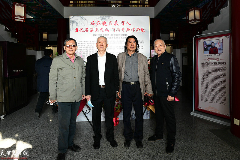 左起：朱文先、杨勇、刘秀澄、郭志斌在画展现场。