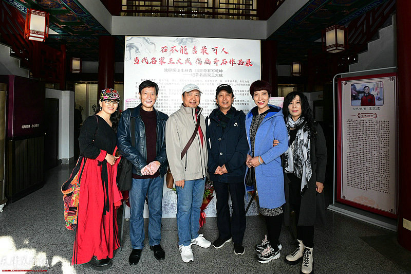 左起：李盟、谷军、朱森林、王海冰、刘春慧、吴凤霞在画展现场。