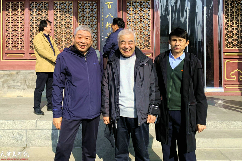 左起：陈军、李震、彭英科在画展现场。