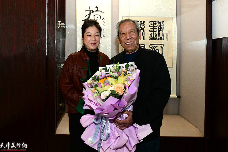 佟有为、张玙璠夫妇在画展现场。