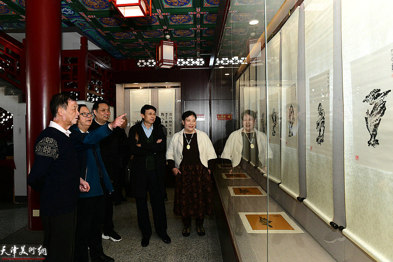 王大成陪同陈启智、彭英科、谭海忠、刘春平观赏展出的画作。