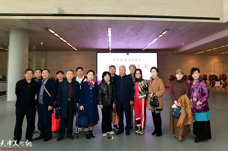 孟宪维与耿毅、杨玉兰、王志扬、姜墨琳、周香、祁金华等在书画展现场