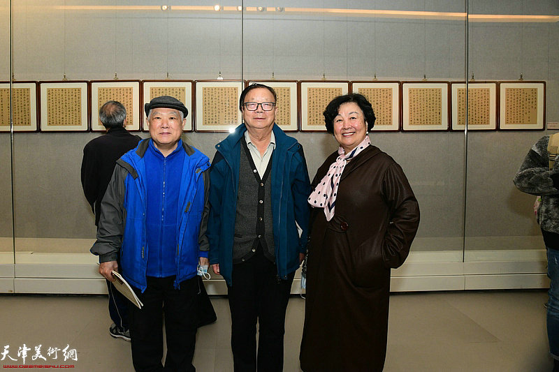 陈启智、回振秀、杨建文在书画展现场