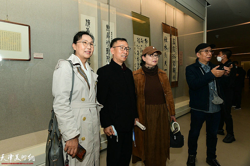 张建会、姜墨琳、王庭芬在书画展现场