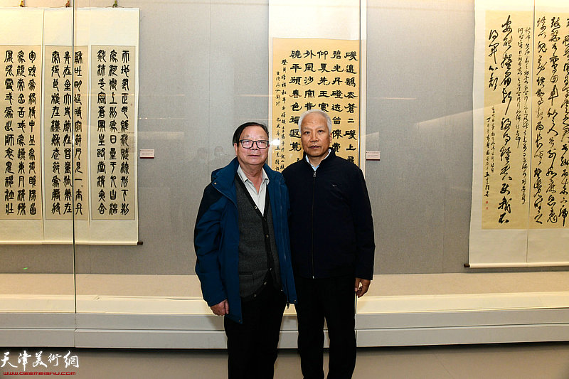 孟宪维与陈启智在书画展现场