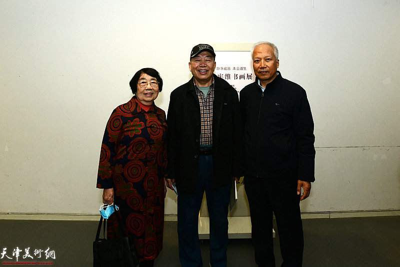 孟宪维与李振勇、季臻在书画展现场