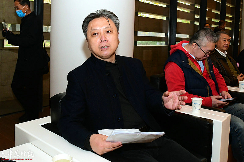 中国书协理事、天津市书协秘书长杨健君主持孟宪维书画展学术研讨会。